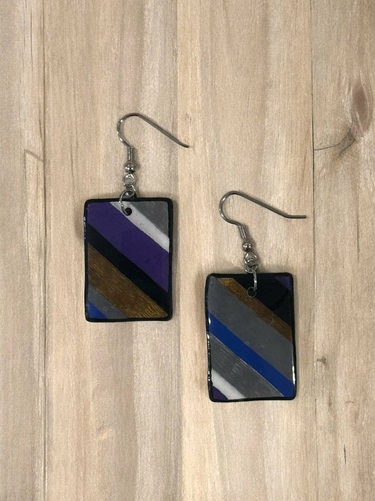 Rectangle with diagonal stripes in black and gold