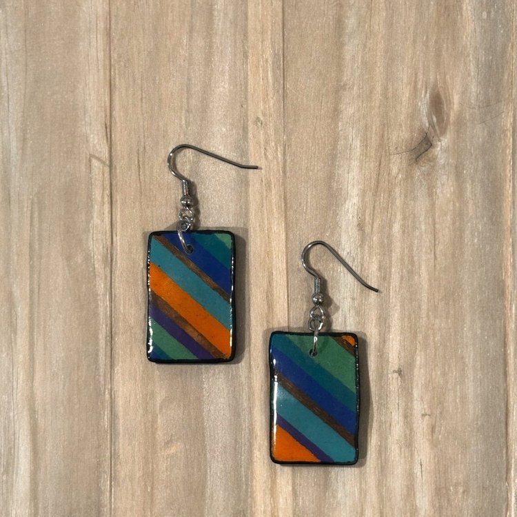 Rectangle with diagonal stripes in orange and blue
